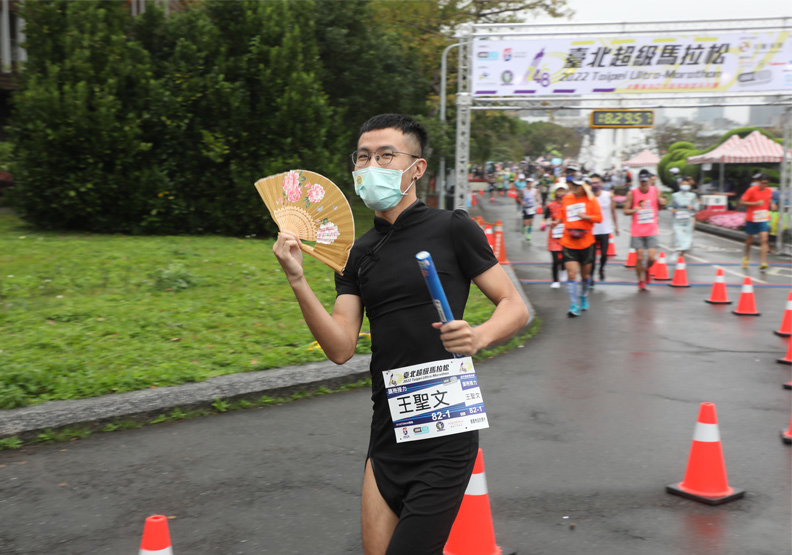 年輕男士模仿媽媽穿旗袍、拿扇子，讓賽道頓時出現《華燈初上》的條通風情。蘇義傑攝