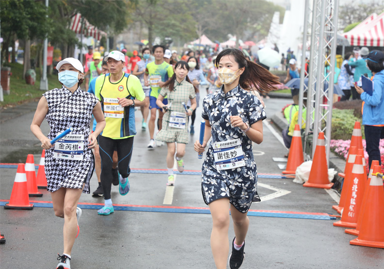 旗袍跑步，讓更多人看見旗袍與時俱進的新形象，也鼓勵更多女性勇敢穿上旗袍秀自己。蘇義傑攝