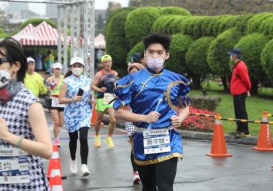 《華燈初上》來路跑？旗袍與汗水齊飛，跳痛的人生不需要解釋