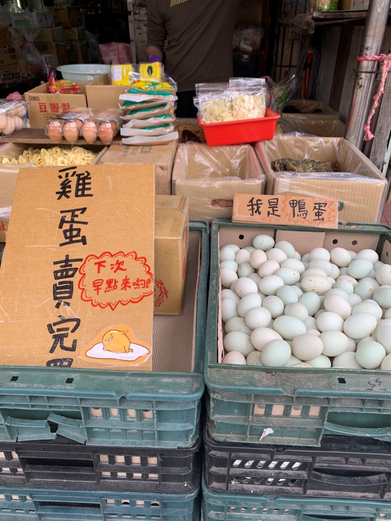 「雞蛋荒」讓鴨蛋很無奈,常被問這是雞蛋嗎?老闆只好插牌子:我是鴨蛋。彭杏珠攝影
