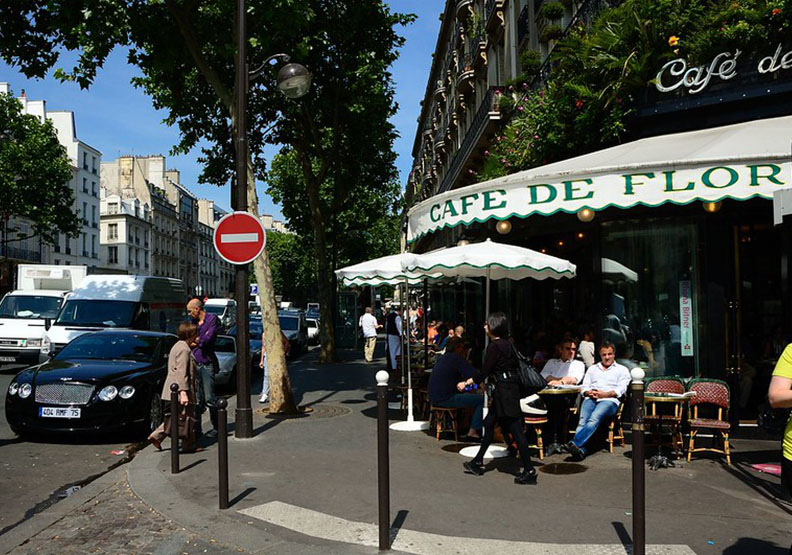 位於左岸，相當知名的花神咖啡館（Cafe de Flore）。Flickr by Ming-yen Hsu
