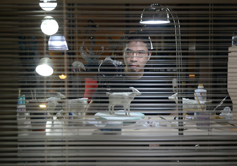 Douxteel 和藝術家王挺宇合作，將推出限量金屬拓荒牛作品。圖片提供／Douxteel