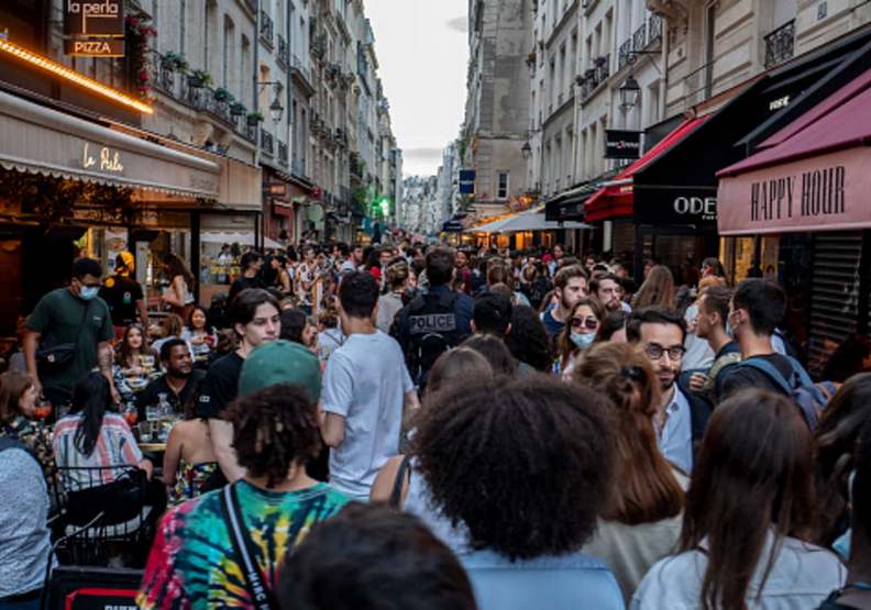 2021年夏天法國街頭的熱鬧景象。cnbc