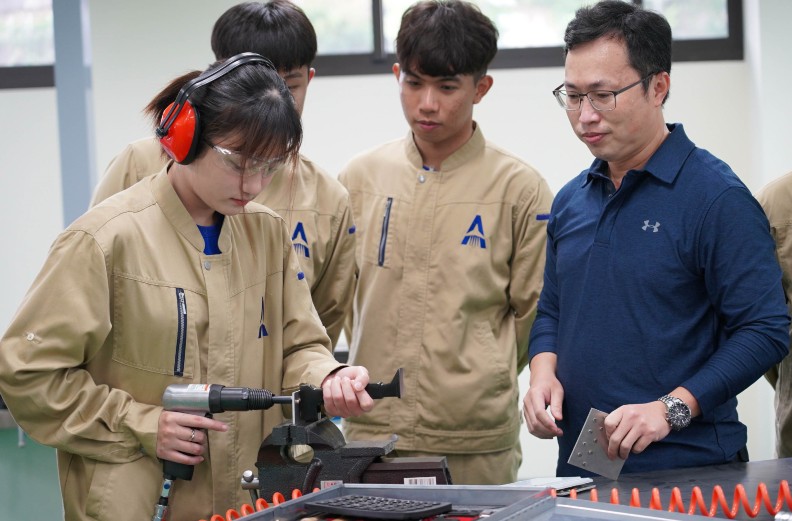 航空機械系學子以航空維修、智慧機械、複合材料等三大領域為主,前景看好。