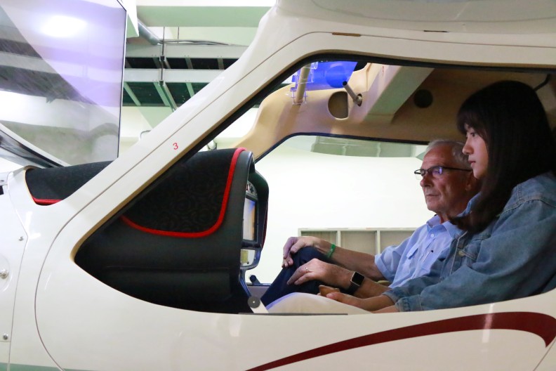 為接軌國際,朝陽科大特別聘請丹麥資深機師指導學生操作全動式飛行模擬器。