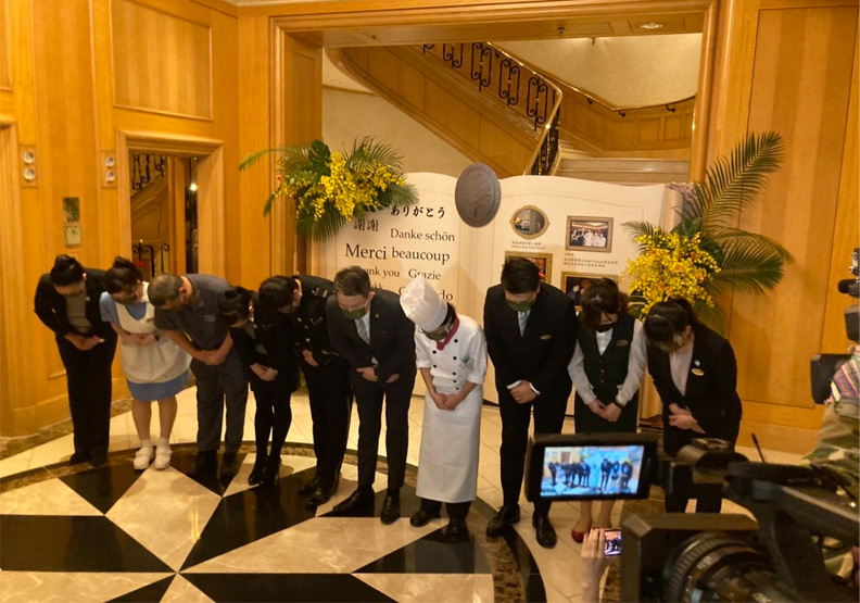 圖／西華熄燈，員工一字排開鞠躬告別。聯合新聞網提供