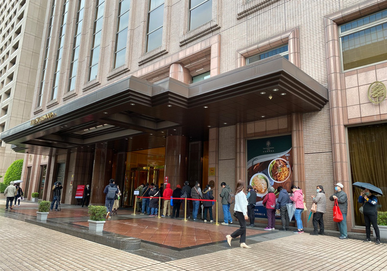 熄燈日領取常溫禮盒，額外加贈西華紀念品，吸引500多位民眾預約排隊。聯合新聞網提供