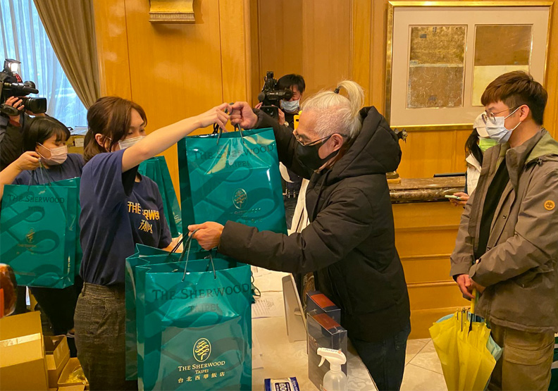 熄燈日領取常溫禮盒，額外加贈西華紀念品，吸引500多位民眾預約排隊。聯合新聞網提供