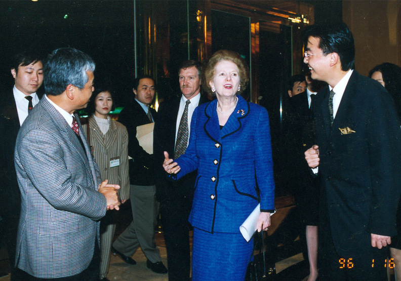 西華飯店創立於1990年，32年來接待過諸多舉世聞名的政要、巨星，服務宗旨是提供給賓客宛如第二個家（home away from home）的暖心服務。西華飯店提供