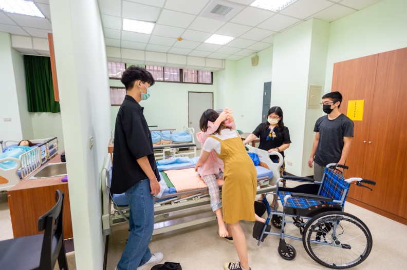 長榮大學打造全新照服員考照專業教室培育長照尖兵。