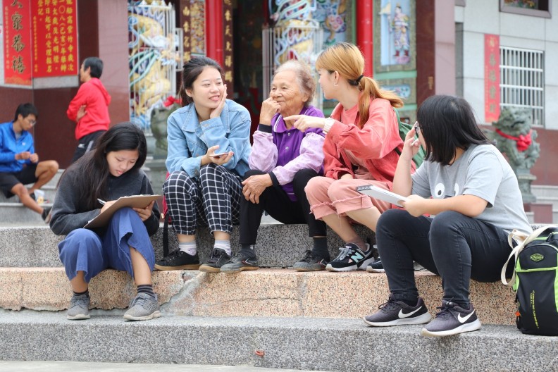 實踐社會責任學生加入青銀共學龍崎護老行列。