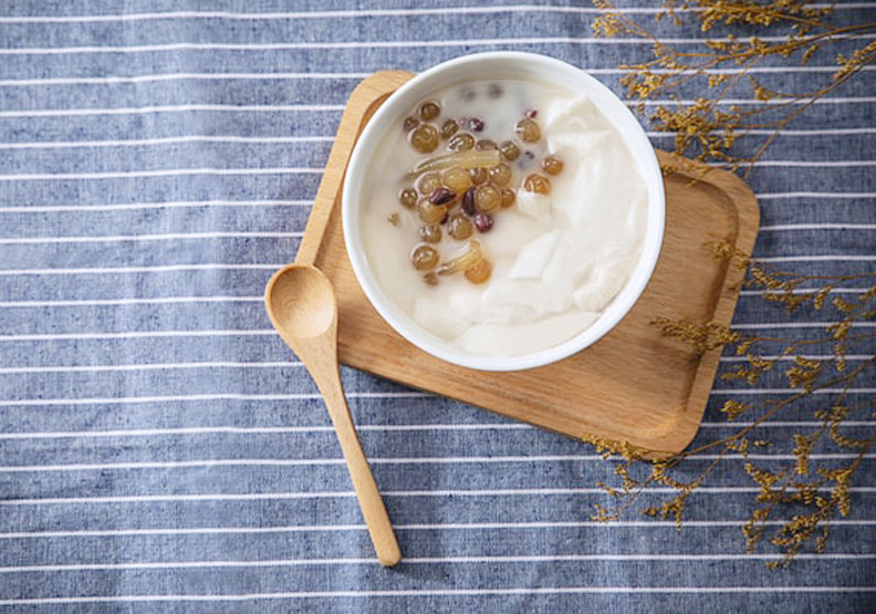 豆花一碗含糖水熱量約在100-150大卡左右。Unsplash by Charles Chen