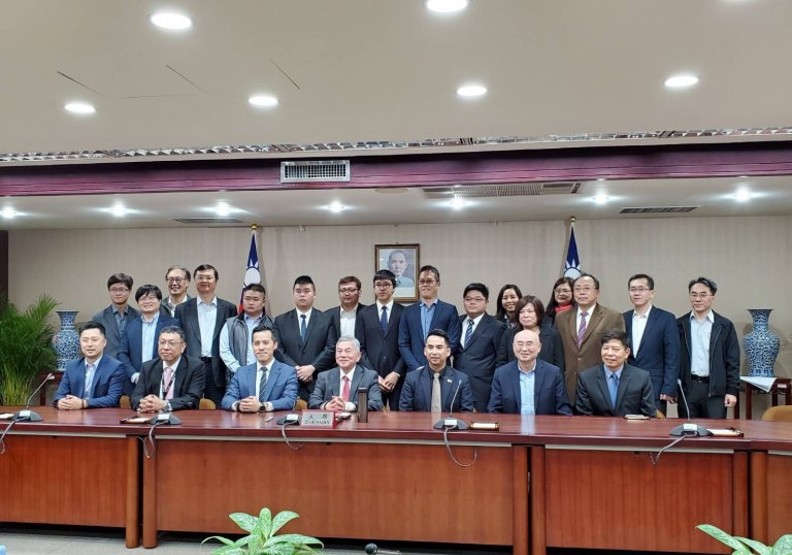圖 / 羅文聰主任曾率AI中心許瑞凱、陳倫奇老師與15家傳產二代拜會當時的經濟部長沈榮津，洽談板金國家隊之籌組與升級。