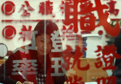 公務員違法兼職連環爆，說明鐵飯碗沒以前好？前公僕揭窘境 