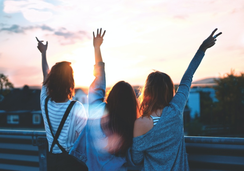 疫情也許還過不了，但是只要有朋友，就能歡笑，僅為情境配圖。圖片來自unsplash