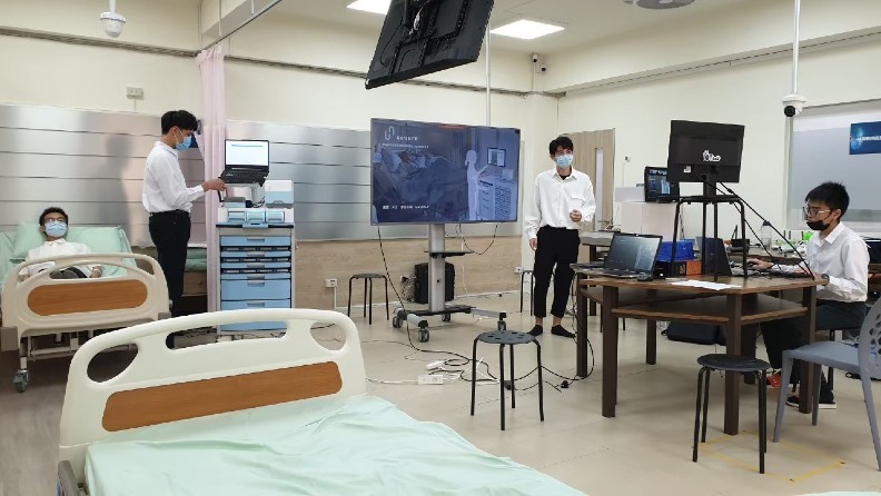 南臺科大結合企業資源進行課程規劃、種子教師培育、技術合作外，也為企業排除技術難關，帶領學生在教室學習、在企業現場實習。