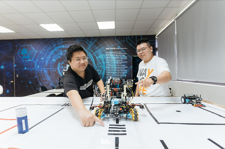 義守大學電子系學生參加「TIRT全能機器人國際賽－無人車競速競賽」，包辦金、銀牌。