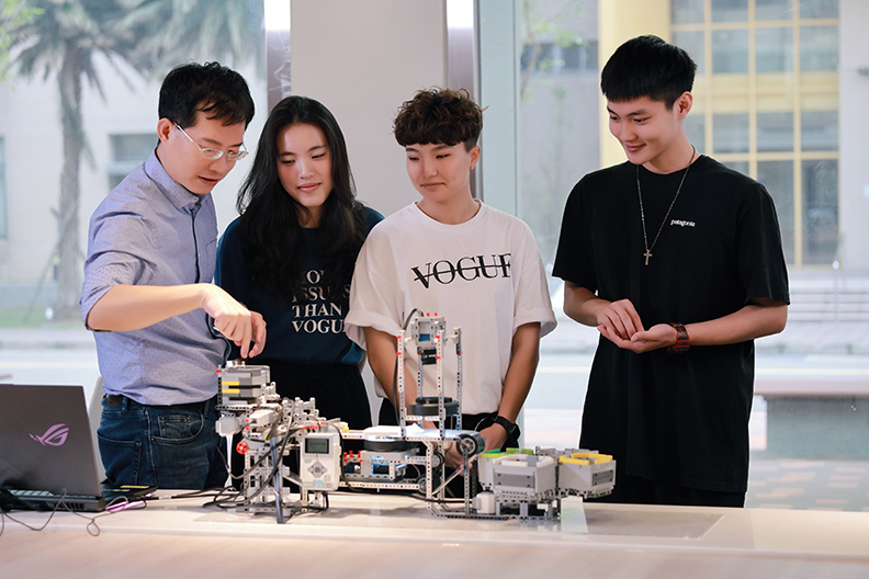 明新科大鄰近新竹科學園區、新竹工業區等,具產學地理優勢,學生就業率在桃竹苗地區排名第一。