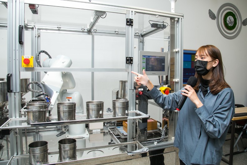 致理打造人機合作智慧應用實驗室，讓學生能使用頂尖設備，帶著最新技術到業界服務。