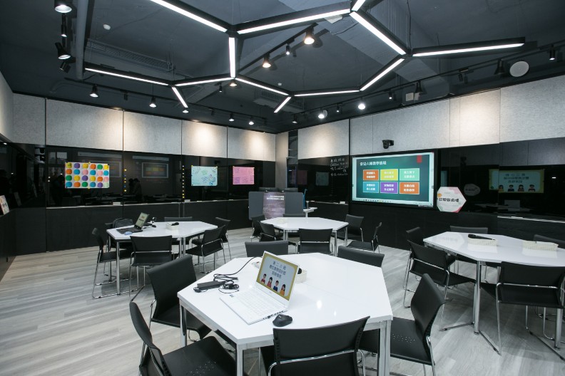 致理科大建構新世代商務人才數位教育環境不遺餘力，圖為虛實整合的雲端共學教室︒