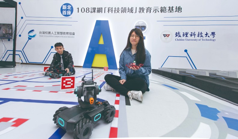 致理科大鼓勵學生跨域組隊參加各項競賽，藉此檢驗學習成果與增進實作能力，圖為機器人與無人機實作︒