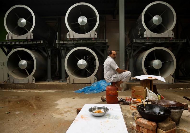 直接坐在霧霾净化塔旁生活的當地居民。insider