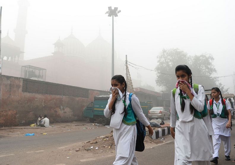 嚴重的空汙讓當地學生也苦不堪言。vox
