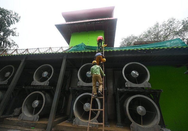 霧霾净化塔配有許多巨型的風扇。livemint