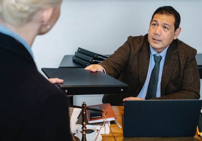 困難的案子究竟要交給誰辦？經常是辦公室裡上演的劇碼，僅為情境配圖。圖片來自pexels