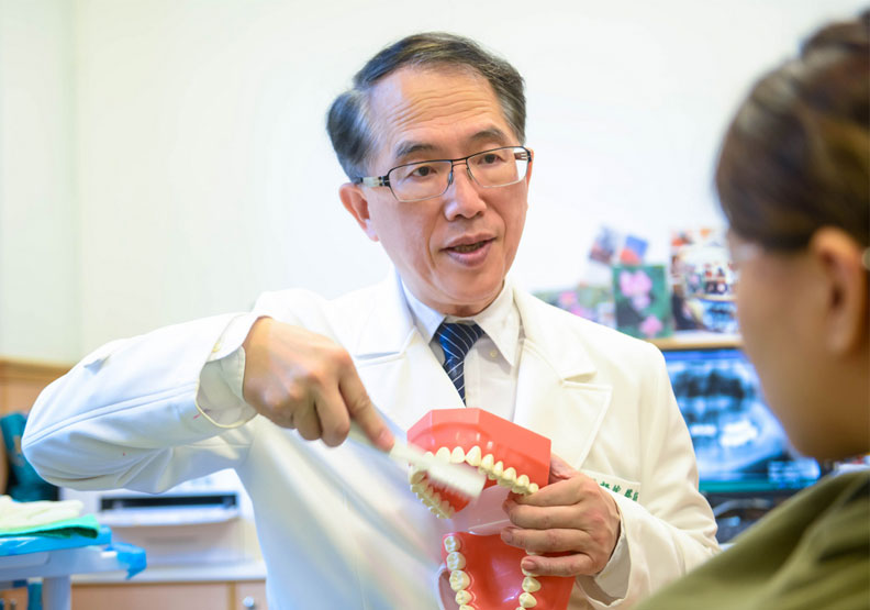 夏毅然主任衛教潔牙方式(示意圖)。台北慈濟醫院提供