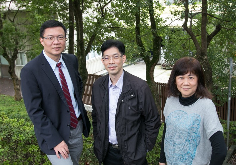 圖 /（由左至右）明志科技大學教務長劉豐瑞、半導體材料與製程學士學位學程主任吳永富、數位行銷設計學士學位學程主任孫儷芳︒