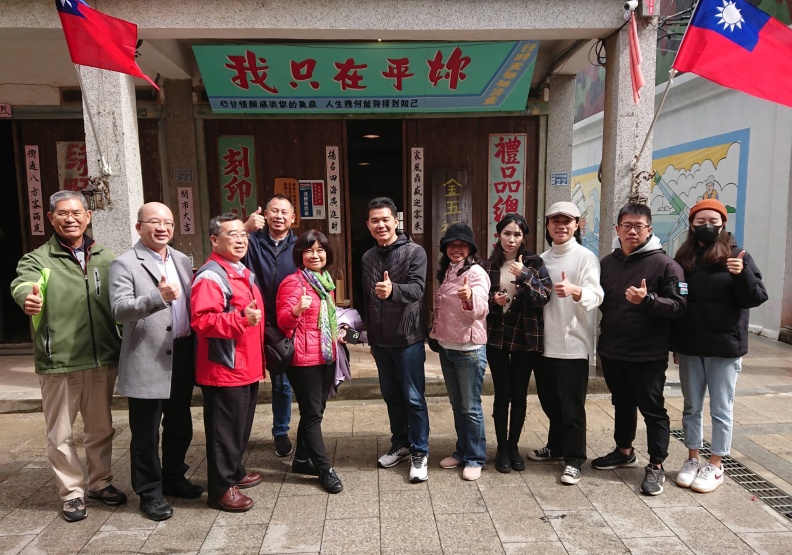 農曆年前造訪小金門,與當地團隊合影留念。圖片由陳美伶提供