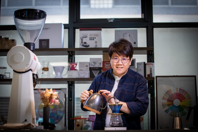 食品科技系助理教授王麗淑老師，透過各種氣味瓶訓嗅味覺，可以使大腦認識氣味並進一步記憶。