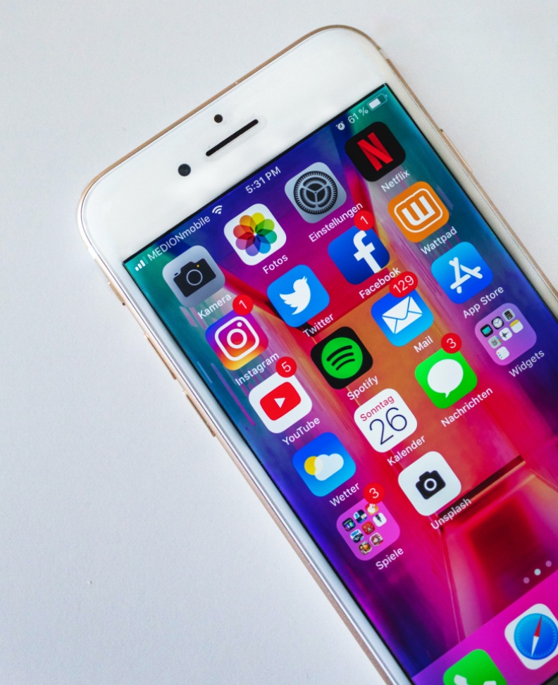 社交媒體臉書、推特、line、Instagram充滿雜訊，讓人越看越心亂。圖片來自unsplash