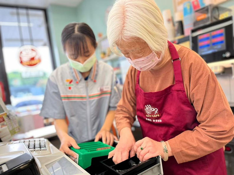 7-ELEVEN自2014年便關注銀髮議題推動相關服務，積極推展失智症關懷與預防、銀髮就業、鄉鎮長輩生活補給等服務。