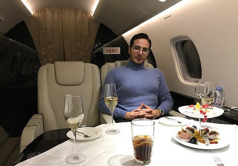 西蒙列維耶夫營造自己多金的形象。Netflix