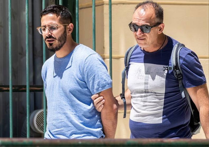 西蒙列維耶夫被捕當下的落魄模樣,但關沒多久就出獄。Netflix