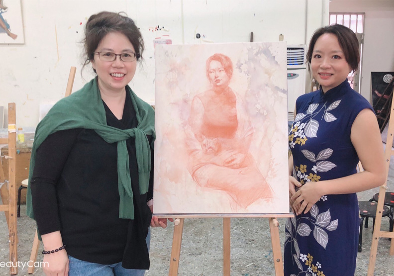 馬于文(右)曾經多次被師大美術系師生邀請到校園擔任旗袍模特兒,她也趁此進行機會教育,讓年輕學生能感受旗袍之美。CHIC POW國際旗袍選品平台提供