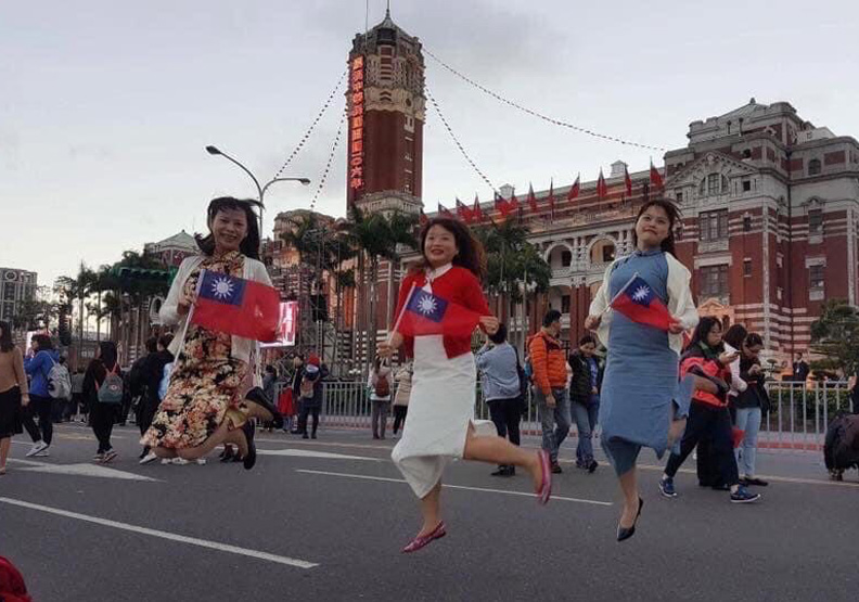 「台北旗袍同好會」元旦參加升旗典禮。CHIC POW國際旗袍選品平台提供