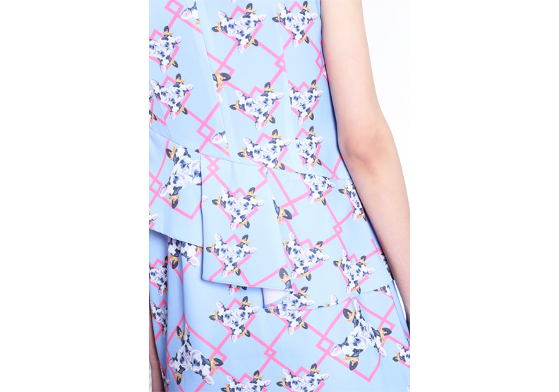 《CHIC POW國際旗袍選品平台》合作的香港設計師Yiming的作品,布面圖案為狗狗,腰間並有等別的荷葉波浪設計,可巧妙修飾身材。CHIC POW國際旗袍選品平台提供