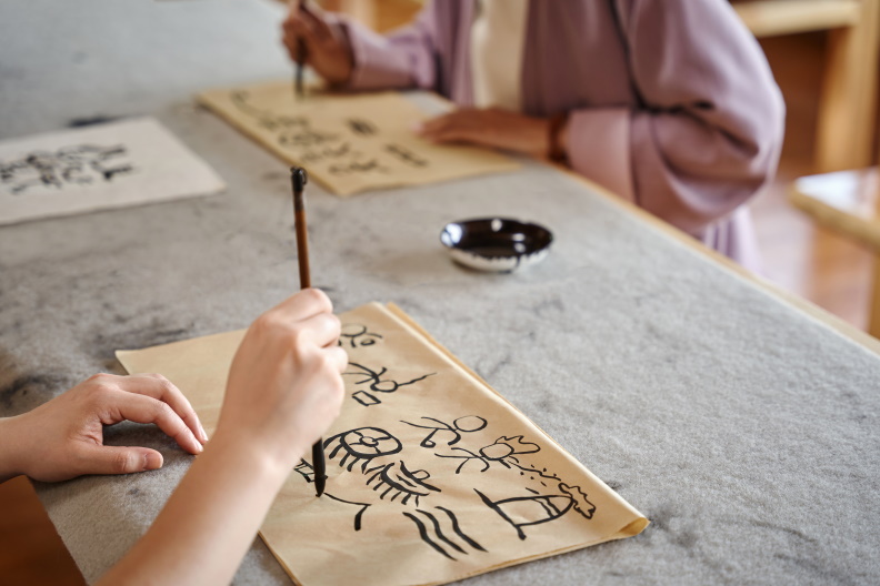 書寫「世界上唯一還活著的象形文字」東巴文字。圖片提供／Club Med台灣珂境