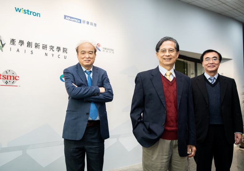 陽明交大鄰近竹科,攜手企業從軟硬體兩方面培育 人才。圖為產學創新研究院院長孫元成(中)、副院長唐震寰(右)、張翼(左)。池孟諭攝