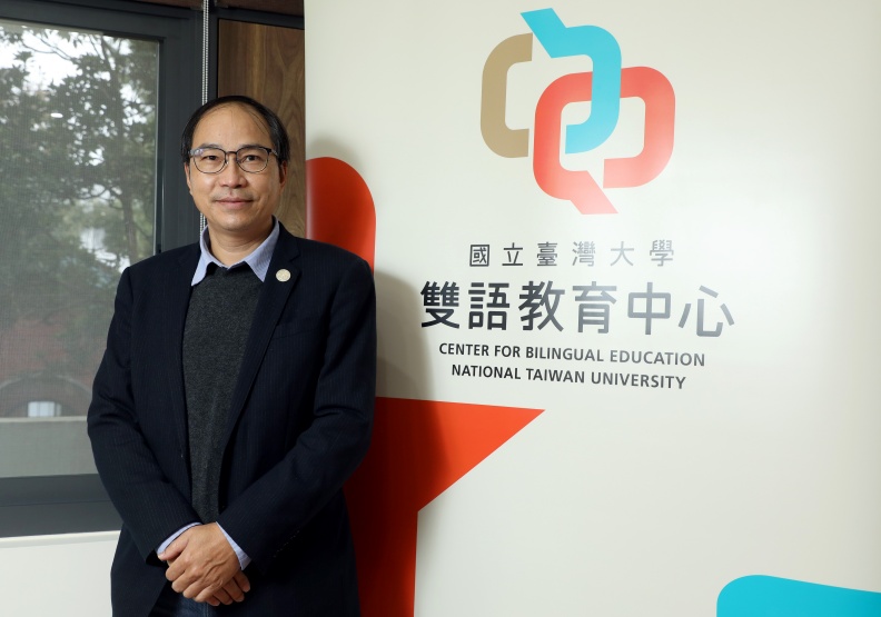 台大教務長丁詩同表示,台大透過提高交換生人數和每學院都有全英課程,讓學生來台大就等於出國。張智傑攝