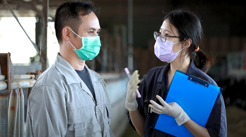 與酪農進行訪談及記錄，也是牧場健檢的重要項目。