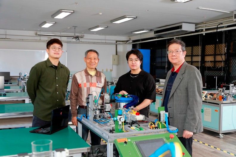 大葉大學工學院推動智慧製造學程，幫助學生開創未來黃金職涯（右一為機械與自動化工程系紀華偉副教授）︒