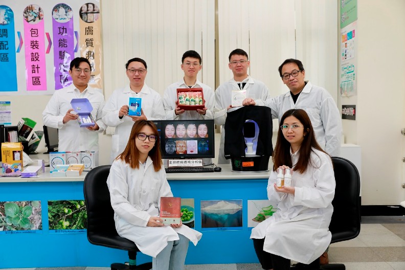 藥用植物與食品保健系副教授吳建一（後排右一）建置智慧生技實驗室，打造高含金量生技新銳人才︒