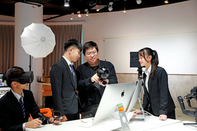 觀光餐旅學院為迎合觀光產業智慧化的趨勢，積極培育數位時代的π型人才（右二為觀光旅遊學系洪榮澤助理教授）︒