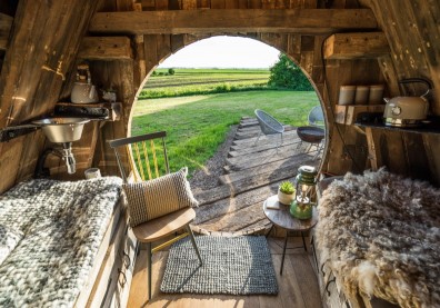 Airbnb既是價值股又是轉機股，如何以「50+」創意度過疫情重創？