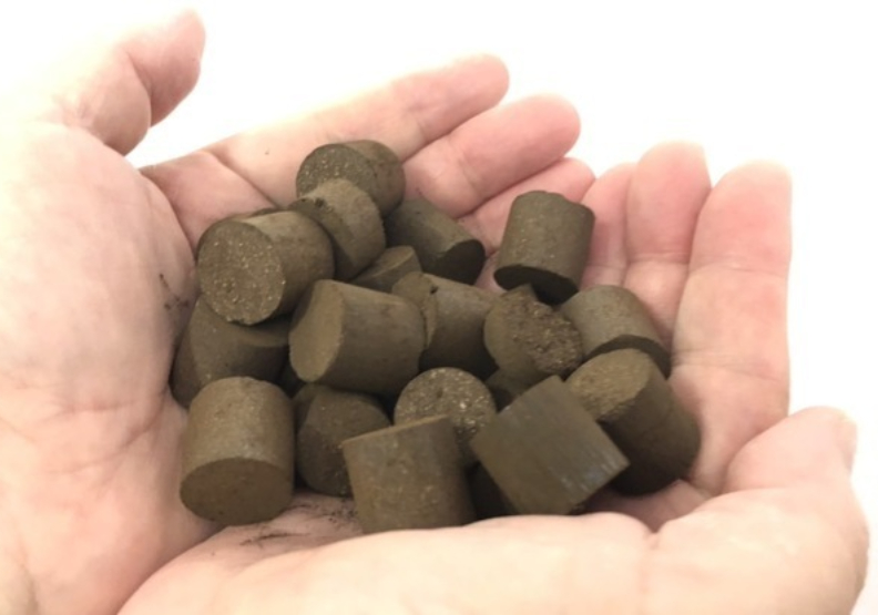 GoGreenGroup把廢暖暖包化為圓錠,成為淨化水質的產品。取自READYFOR(レディーフォー)推特。