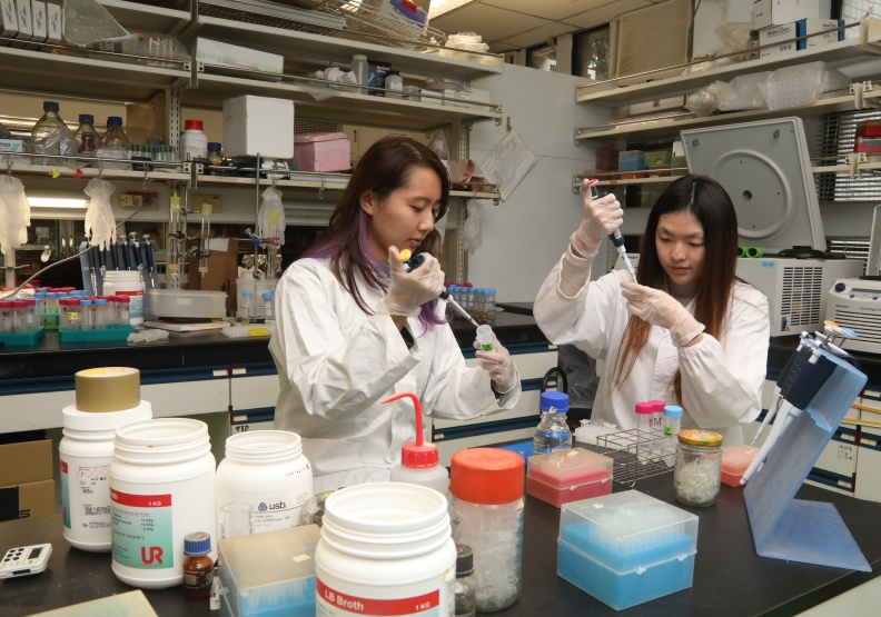 新冠疫情帶動生技產業發展，生醫、生技有望成未來明星產業。圖為清華大學生命科學系。蘇義傑攝